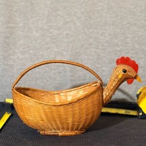 Wicker Chicken Shaped Fresh Egg Storage Basket with Handle, Brown,Med 13" x 8"